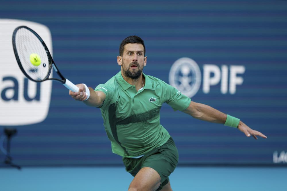 前锋关键时刻进球锁定胜利